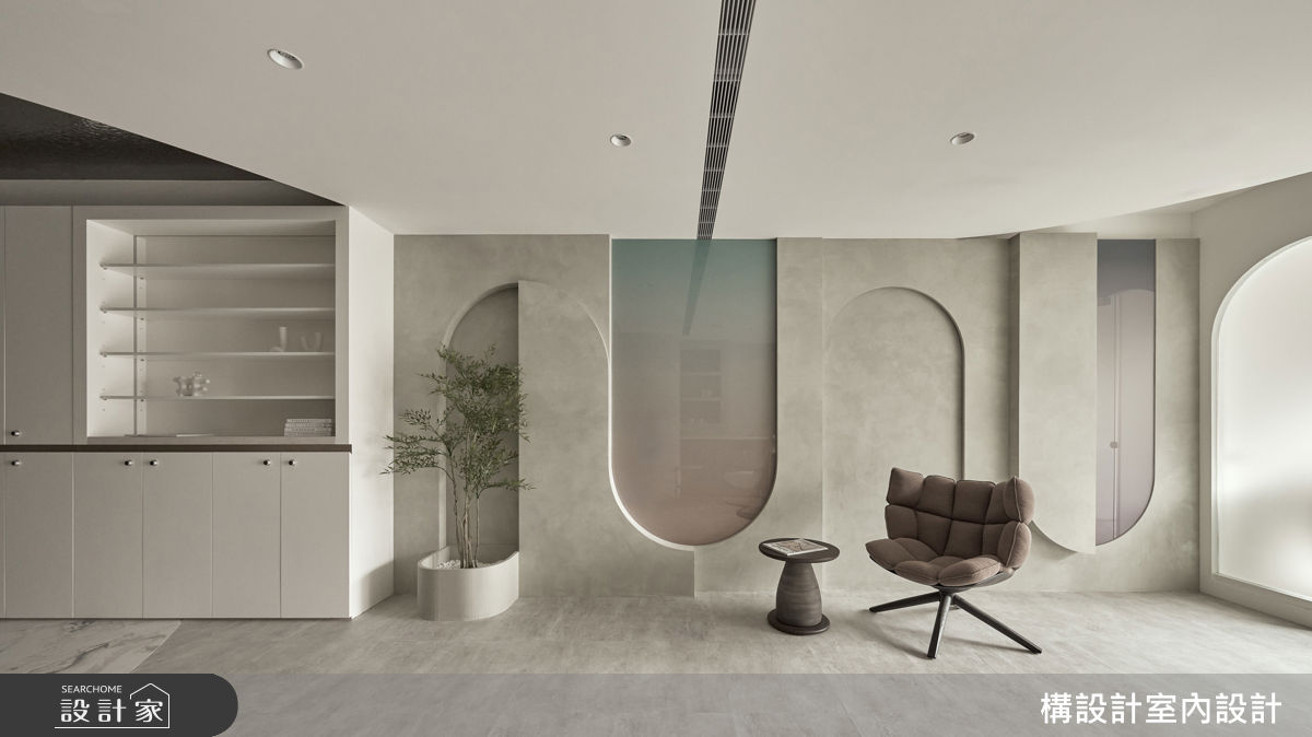 休憩區牆面嵌入漸層色彩變化，在虛實交錯間豐富了視覺層次，更溫柔承接住每位顧客的情緒。