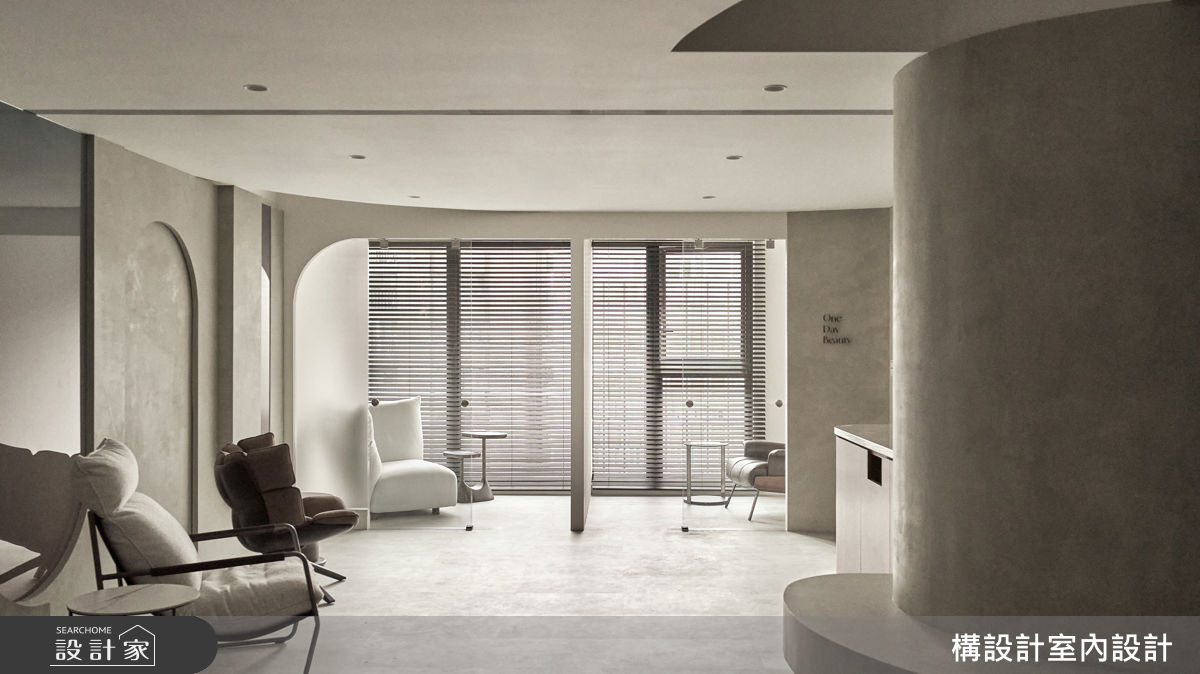 臨窗的諮詢室以通透玻璃結合質感窗簾，將城市日光延攬入室，並賦予顧客可彈性調整的絕對隱私。