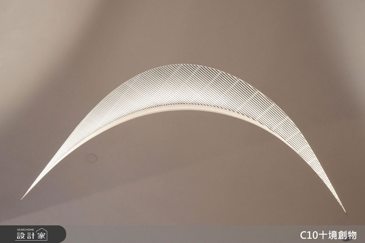 餐廳天花板以類似飛鏢造型整合出風口，不僅巧藏機能，也讓空間圍塑感更加完整。