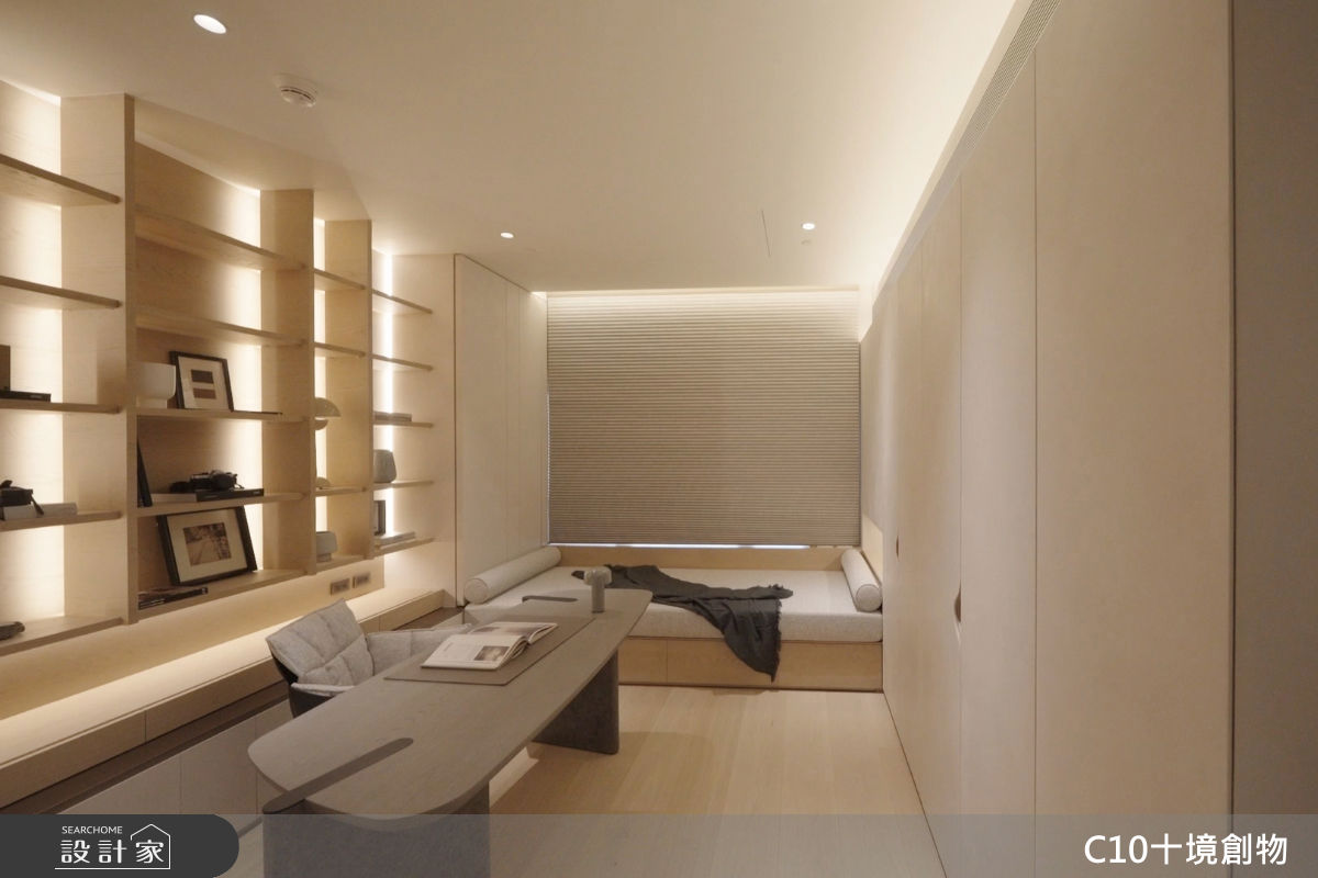 書房兼具起居室機能，窗邊規劃臥榻區，提供親友留宿時使用。