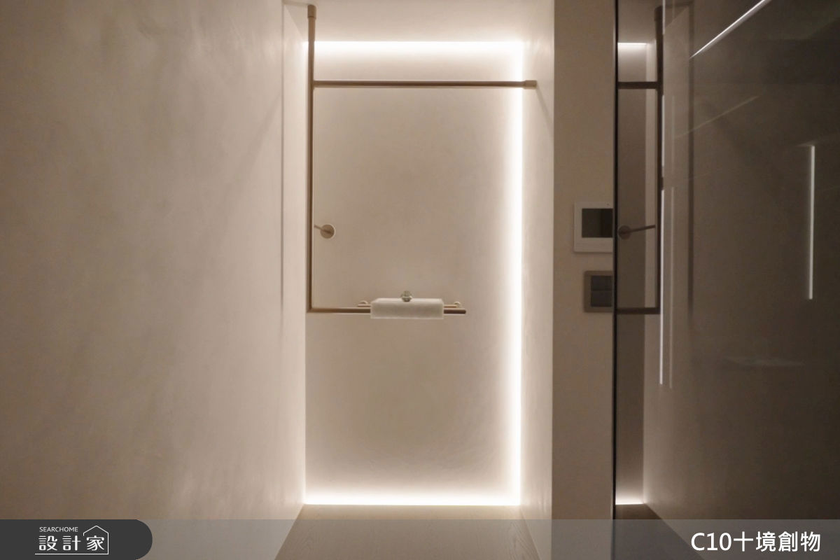 主臥更衣室置開放式掛衣區，更搭配精緻檯面，給予屋主放置手錶或飾品。