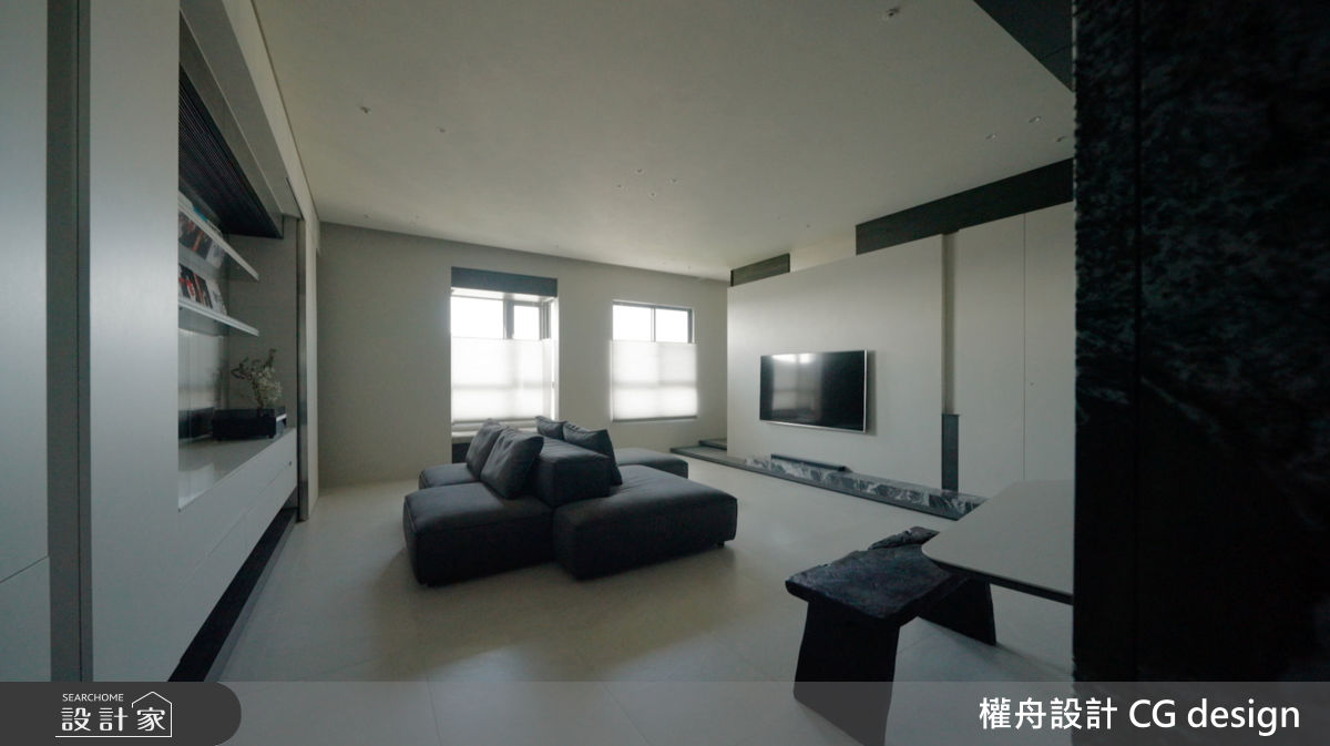 原始客廳凸窗空間改造為臥榻區，搭配風琴簾可自由調整光線強度。