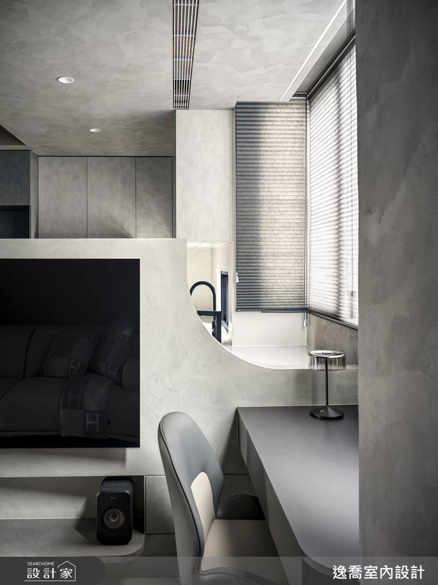 電視牆右側加入圓弧角設計，與書桌、廚房檯面形成開口，使物品可直接傳遞，避免繞行動線。
