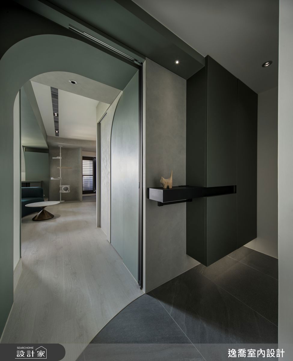 二進式玄關，除了阻擋灰塵，也能避免貓咪衝出門外。