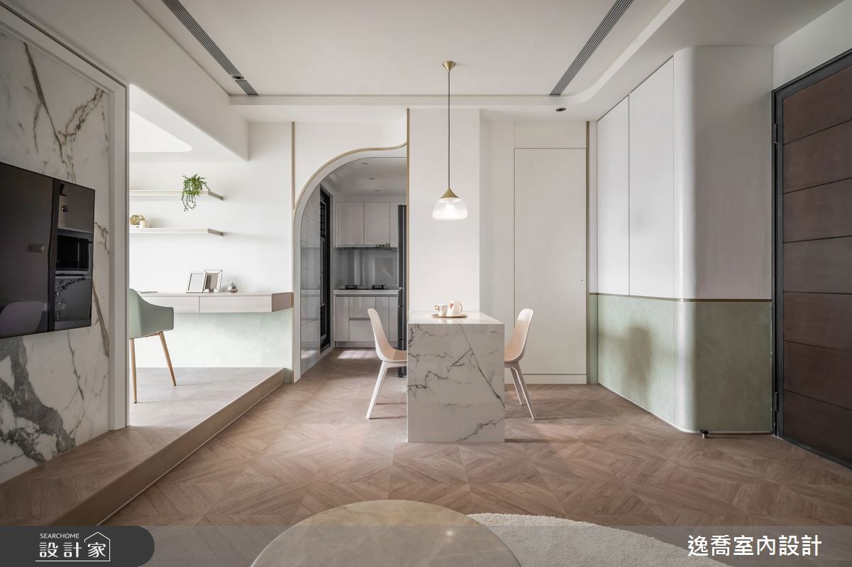 大門直連公領域時，可順應牆面整合玄關櫃，不用硬隔出落塵區