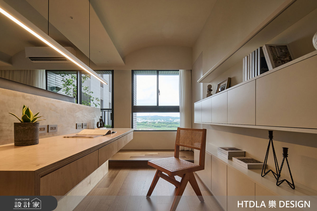 開放式公領域以低矮書牆分區客廳與書房，但抬頭又能有所互動。