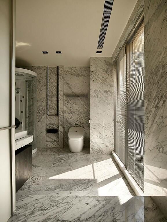 鋁百葉：乾淨俐落的鋁百葉質感，與衛浴空間裡純淨、自然的紋理相互融合。圖片提供：近境設計