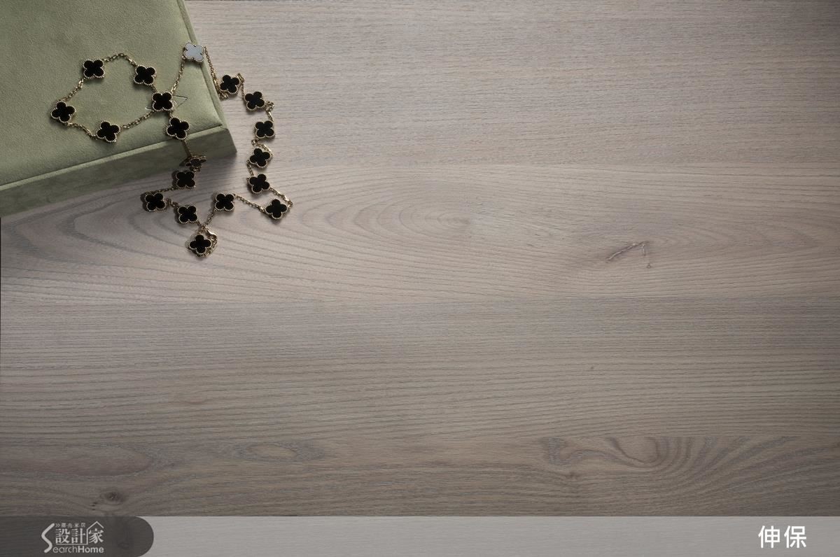 553白松木紋廣泛運用於天地壁，色調上素雅、質樸且細膩，探求單純、潔淨的「我」空間。