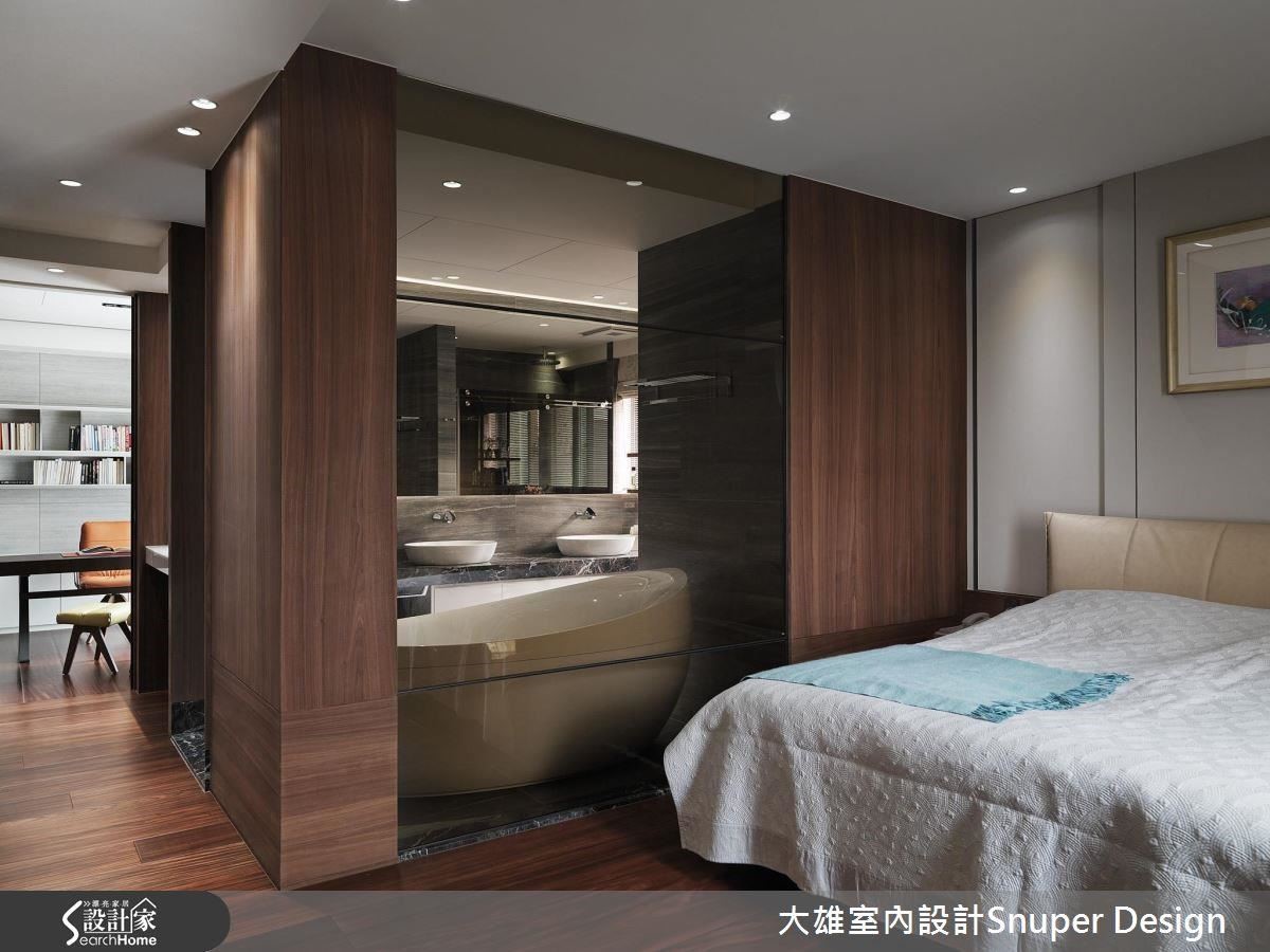 寧靜的冷灰色調與胡桃木相得益彰，為臥室空間注入摯暖調性，讓人一覺好眠。
