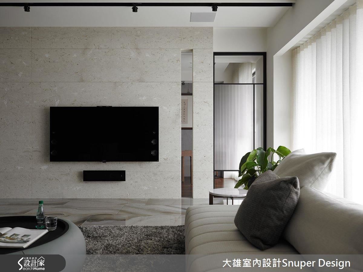 沙發背牆與電視牆以黑與白的對比色呈現，使縱向的牆面，從顏色向度，延伸空間尺度。