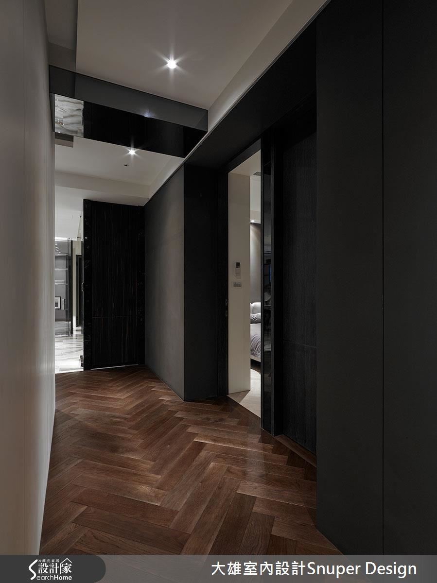 私領域廊道，以深色沉穩空間呈現，轉換休眠狀態，門框則以飯店式的內縮設計，呈現空間各自獨立之感。