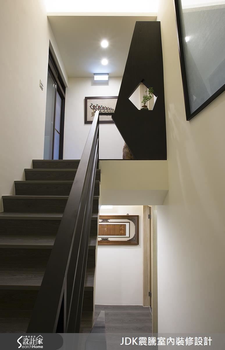 上了 2 樓梯後就區分出主人與客人各自的領域，往右是客房，往左是業主的起居空間。