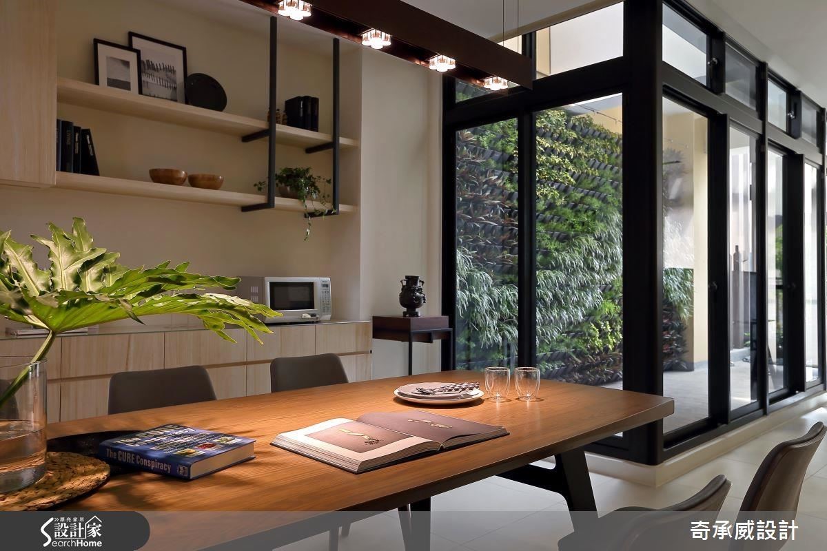 鐵件與木作櫃，和大片的植栽牆露台相互對應，讓客餐廳環繞休閒、舒適的氛圍。