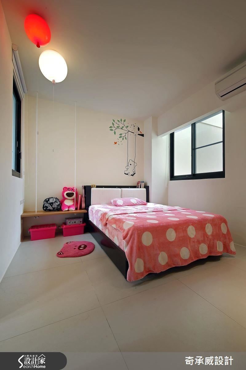 四樓小女兒的房間，不只壁上有鞦韆圖樣，床邊櫃也是鞦韆造型，搭配氣球造型的燈，整間房間相當童趣可愛。