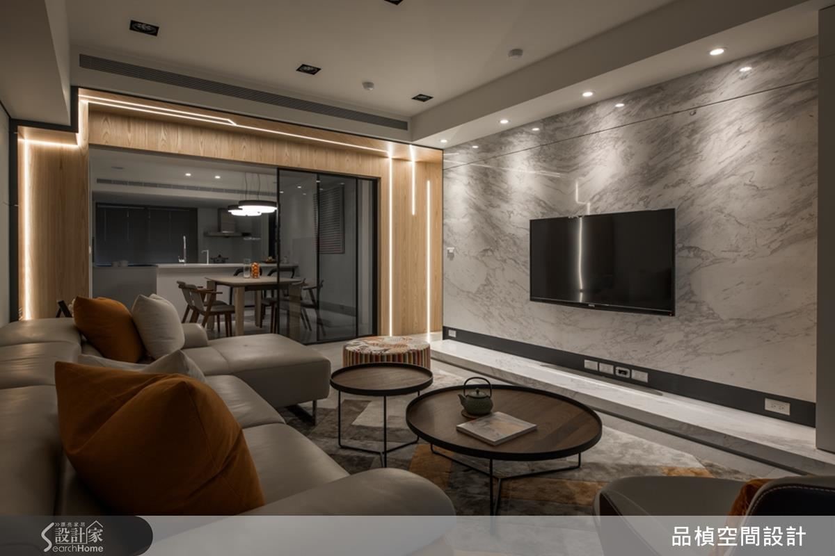 客廳將電視牆 180 度翻轉，將沙發設置於視野最好的角落，能看見家人在空間中的移動，增進互動與情感聯繫。