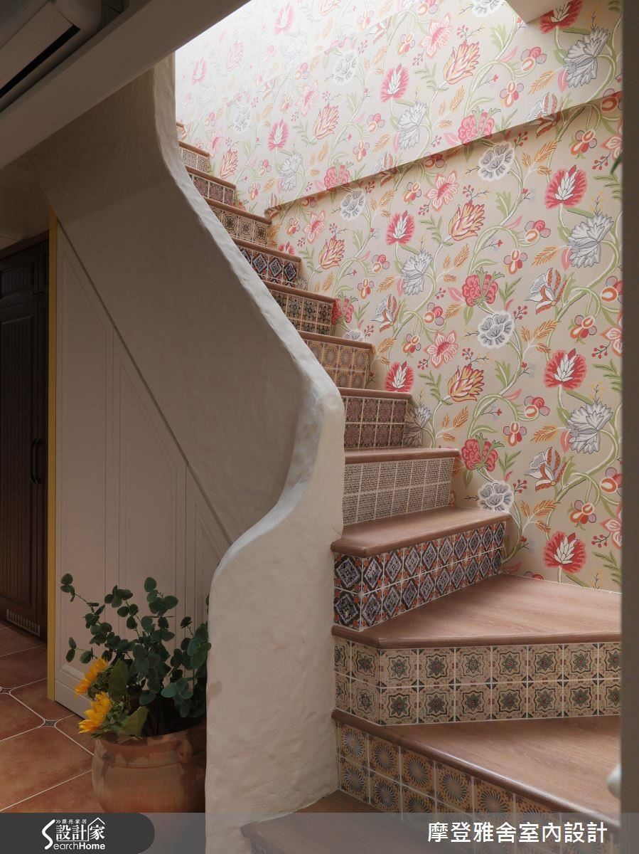 樓梯，是空間的過渡地段，將每一踏階都貼上不同款式的磁磚，映襯著牆面聚焦的壁畫，讓梯間洋溢著濃郁希臘情懷。
