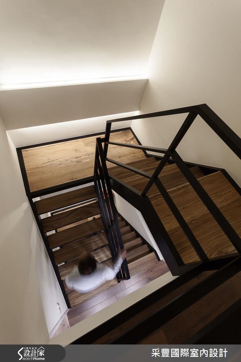 考量原本採光和潮濕的問題，將樓梯以穿透的方式規劃，引入更多自然光源並提升室內通風。