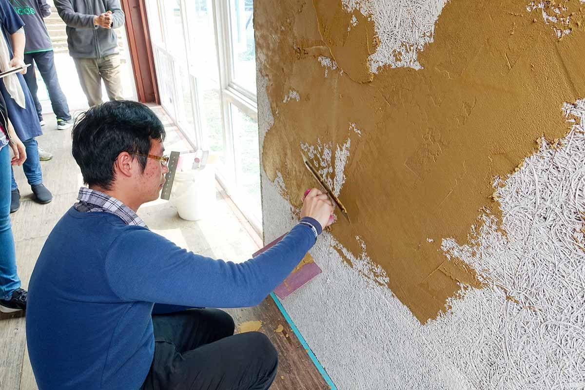 鑽泥板砌好的內牆上，另外塗上同為來自天然的泥土漆，具質樸溫潤、透氣舒適的特性。