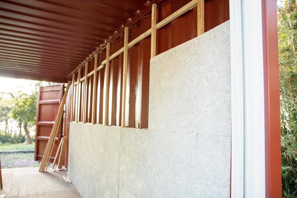 於貨櫃內層安裝隔熱鑽泥板，這是為建築物作出阻熱的重要步驟。