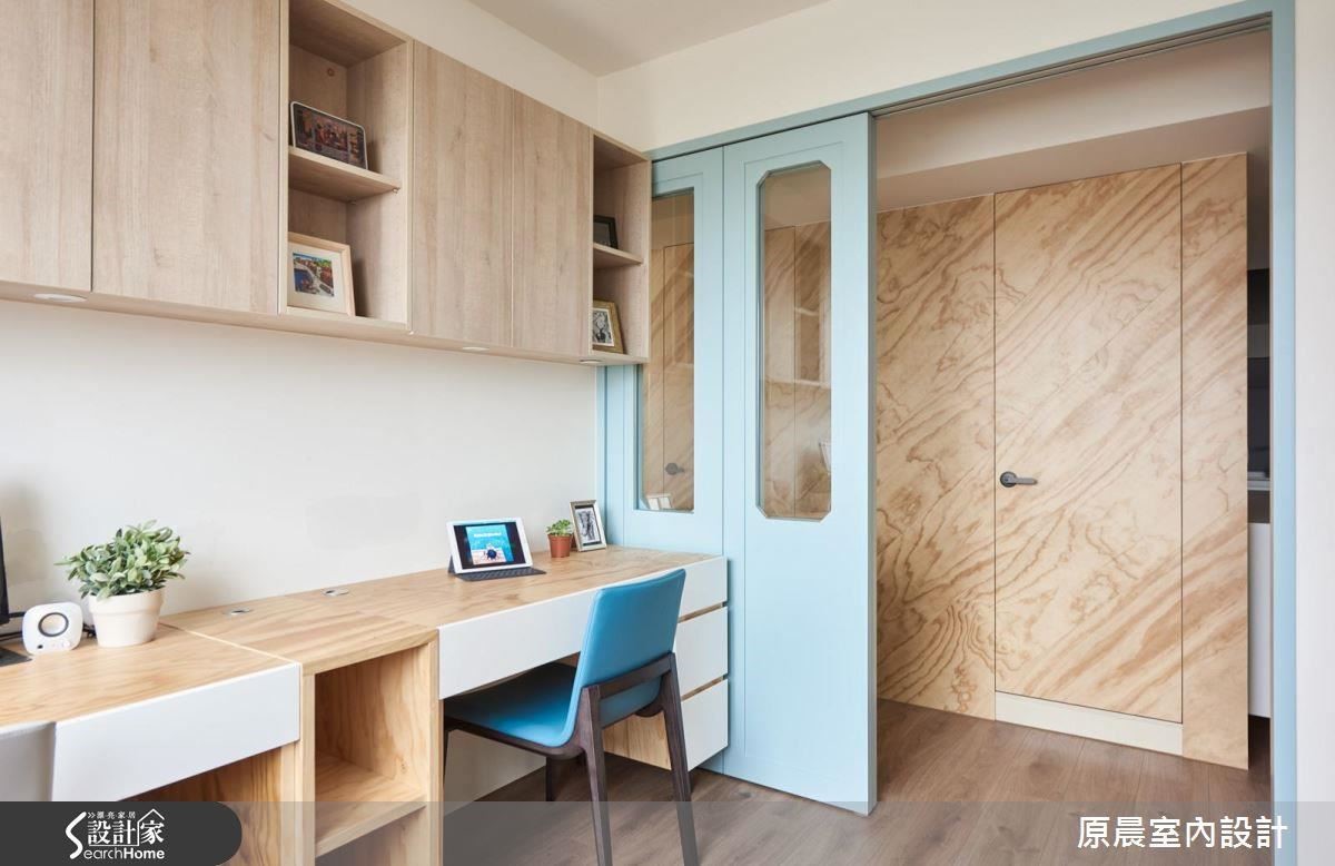 淺藍色一路延伸為書房的推拉門，搭配木紋散發的自然氣息，讓人回家就放鬆。