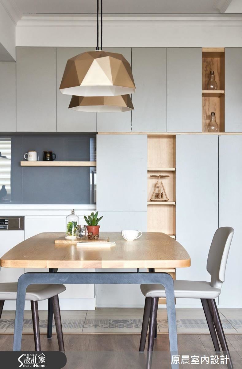 延續淺色調的開放式廚房，天花板使用造型燈光修飾，地板是胡桃木紋的沉穩質感，整體空間呈現層次美感。