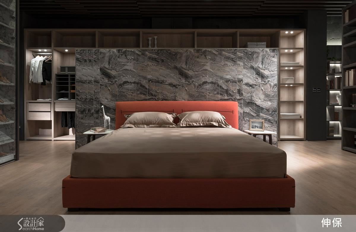 擬真的大理石牆面既是床頭櫃又是與衣帽間的隔間牆，一牆兩用，空間更能物盡其用。