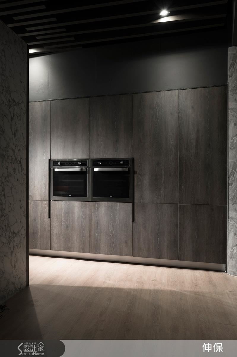 伸保擅長將電器櫃與冰箱做美化性的隱蔽，使廚房空間顯得更為清爽雅致。