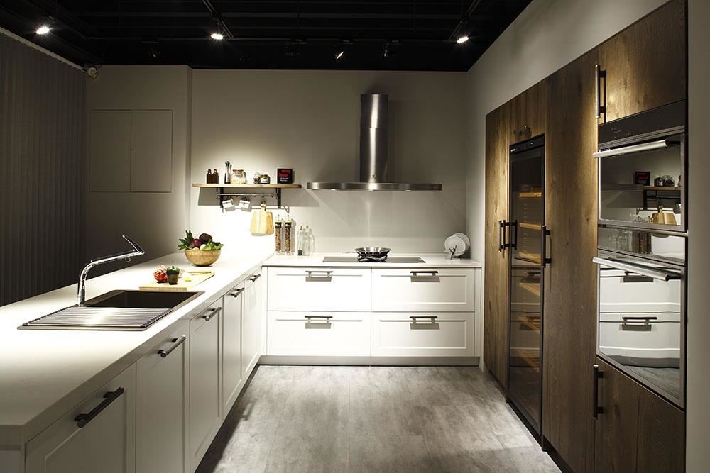 廚具設計講究客製化，雅登廚飾台南店以寬敞展示空間，規劃不同風格與機能的廚房設計。