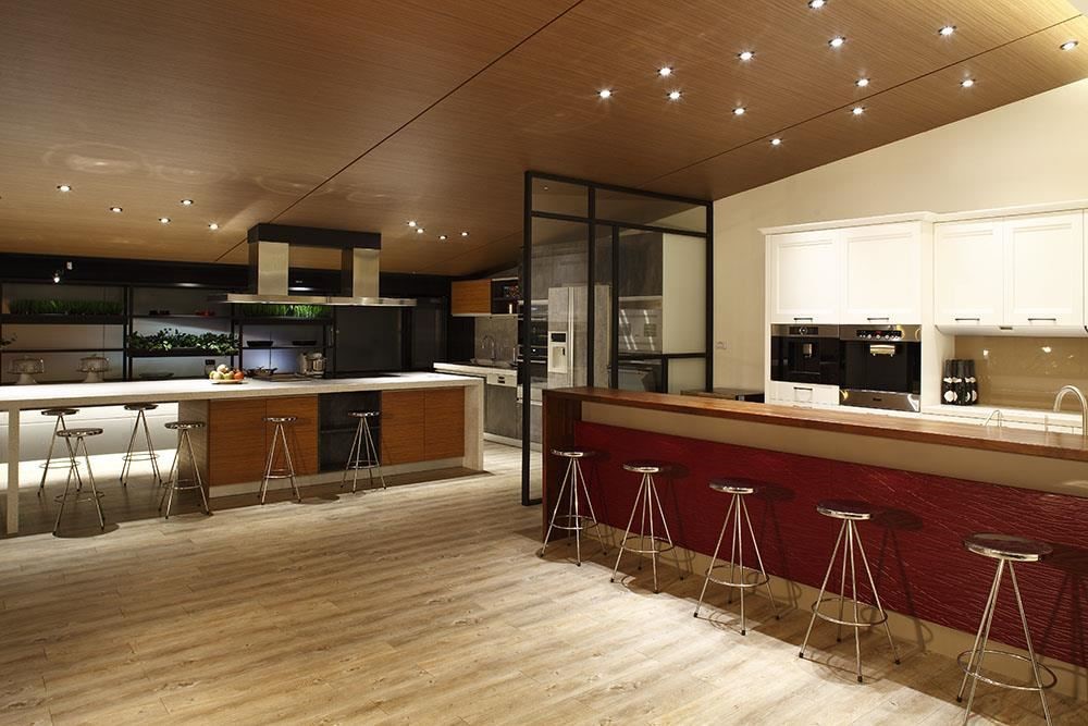 顛覆一般廚具展售空間只能用3D圖想像廚房規劃，雅登廚飾台南店，善用百坪以上的空間，展示雙一字、半島型、開放式等不同廚房規格。
