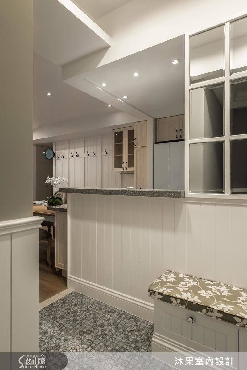 保留局部牆面不僅可以免除開門見灶的尷尬感，更能避免正沖後門的穿堂煞風水問題。