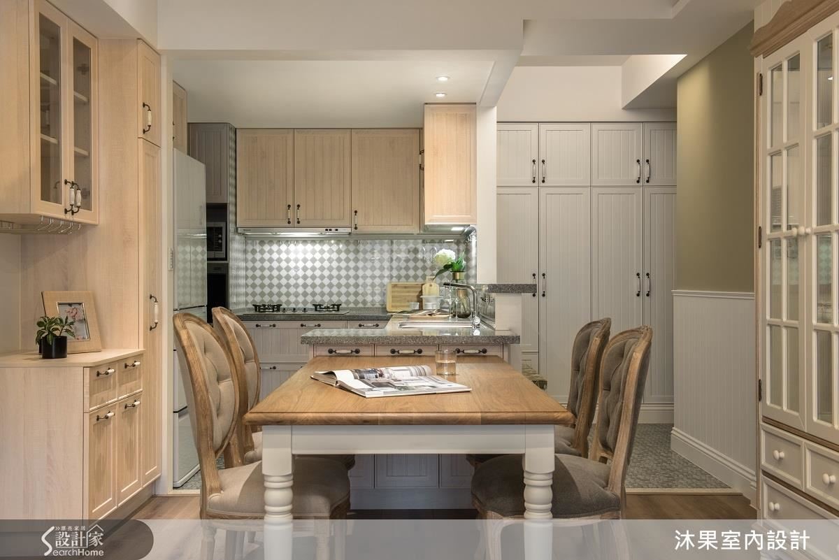 拆除原先吧台並與改造過後的流理台整合，讓用餐空間更加寬裕。