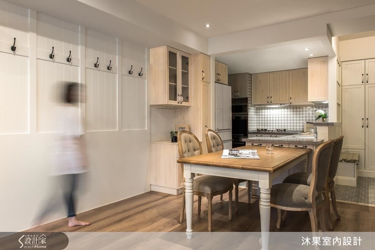 撤換過於女性化的鄉村壁紙，以純白色壁板與掛勾增添美式氣息，兼具端景與收納機能。