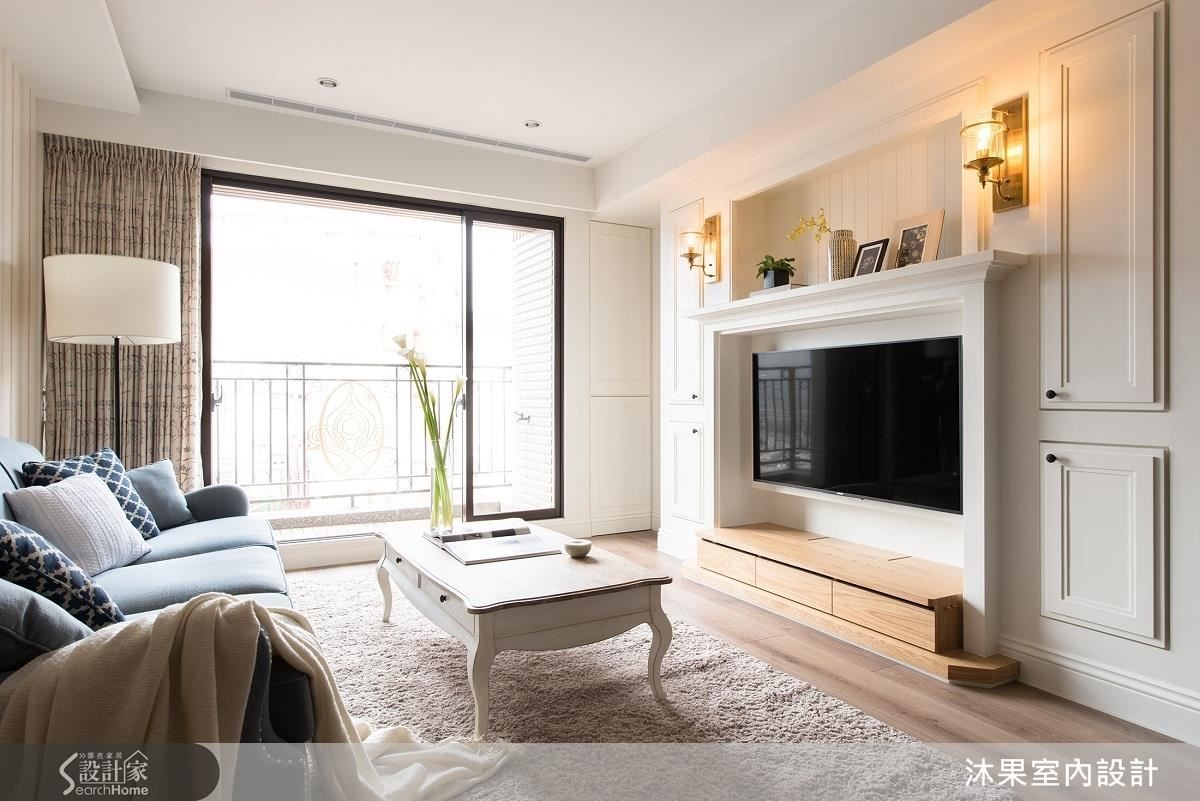 改變面向後，設計師將收納櫃結合電視牆，為一家 4 口拓增大量的收納機能。