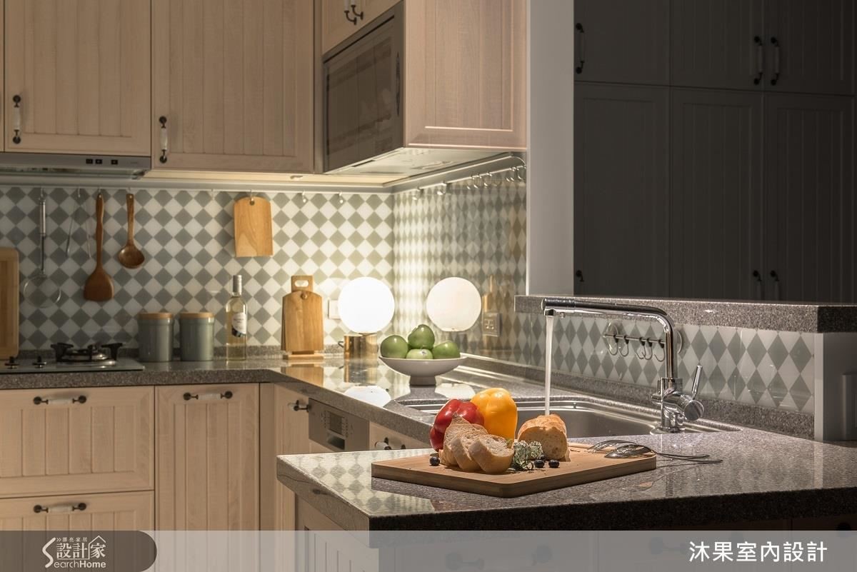 雙色烤漆玻璃不僅吻合美式風格，更兼具美觀與易清潔的實用機能，與冰島白橡紋路櫃面也相當匹配。