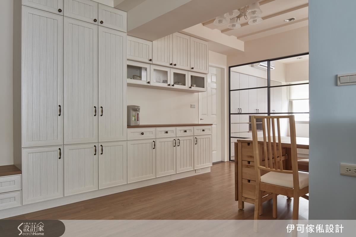 舊大樓原本的樑柱就有較低矮的問題，所以設計時特別將客廳延伸到餐廳的天花做了高低層次的修飾，讓整體看起來比較舒服也比較沒有壓迫感！