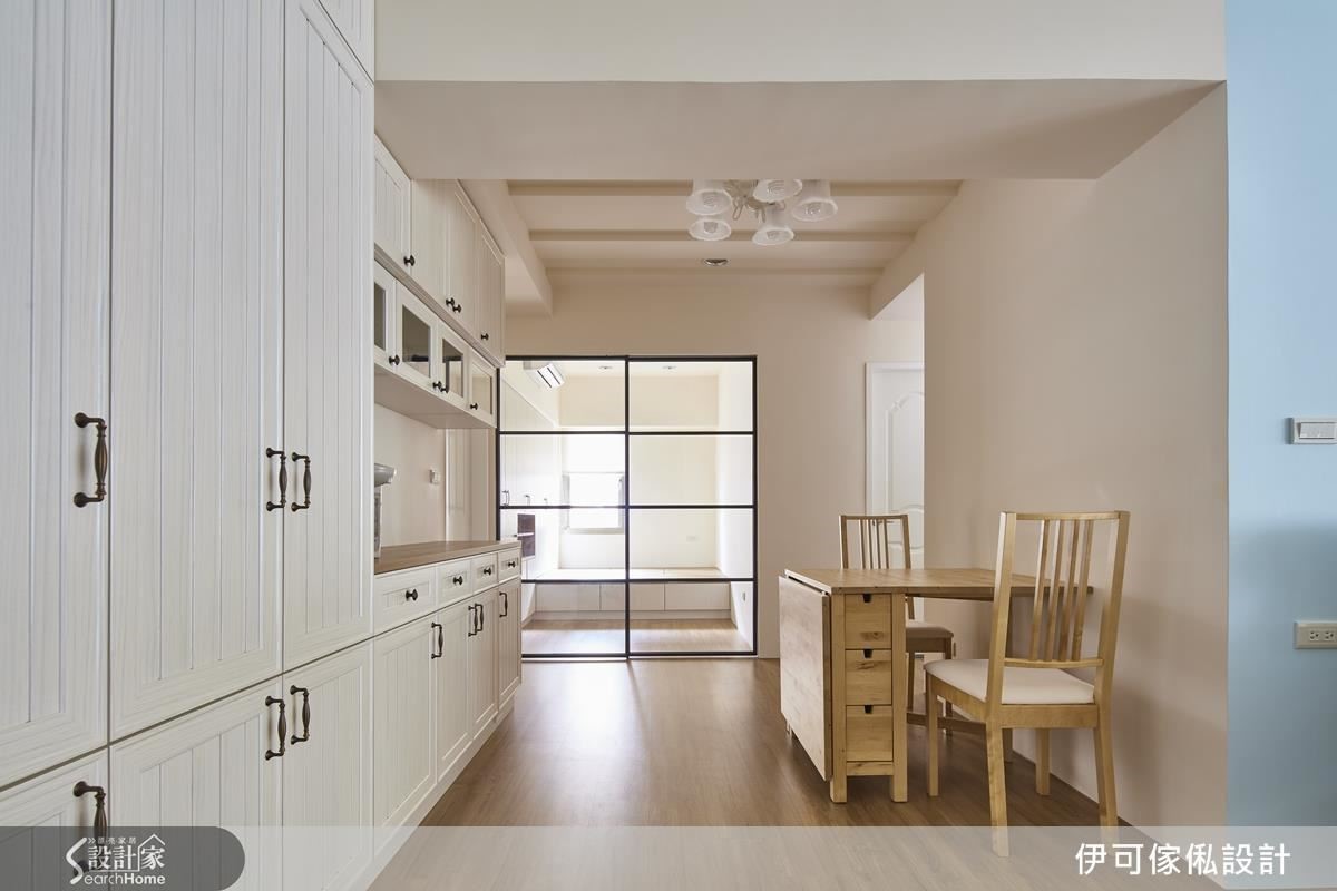 在餐廳一側延伸的收納櫃，藉由櫃體設計拉出一個備餐檯，用餐時方便用。