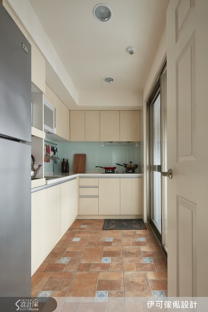 設計師特別考量長輩在廚房的使用習慣，利用好清潔的磁磚地坪拼貼，點綴跳色的花磚及亮色的系統廚具，讓廚房更顯活潑輕盈。