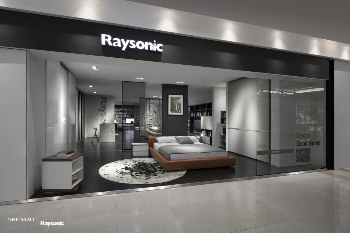 伸保 Raysonic 秉持國際品牌在地化經營，在入門處即以訂製家具最具代表性的衣櫃作為展示，（左）移門衣櫃、（右）折疊衣櫃，讓消費者一目了然。(圖片來源：伸保上海 – 真北店)