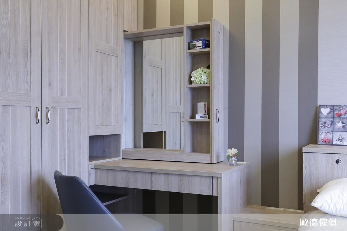 運用櫥櫃空間收納化妝鏡面、化妝用品，空間更顯簡潔寬敞。