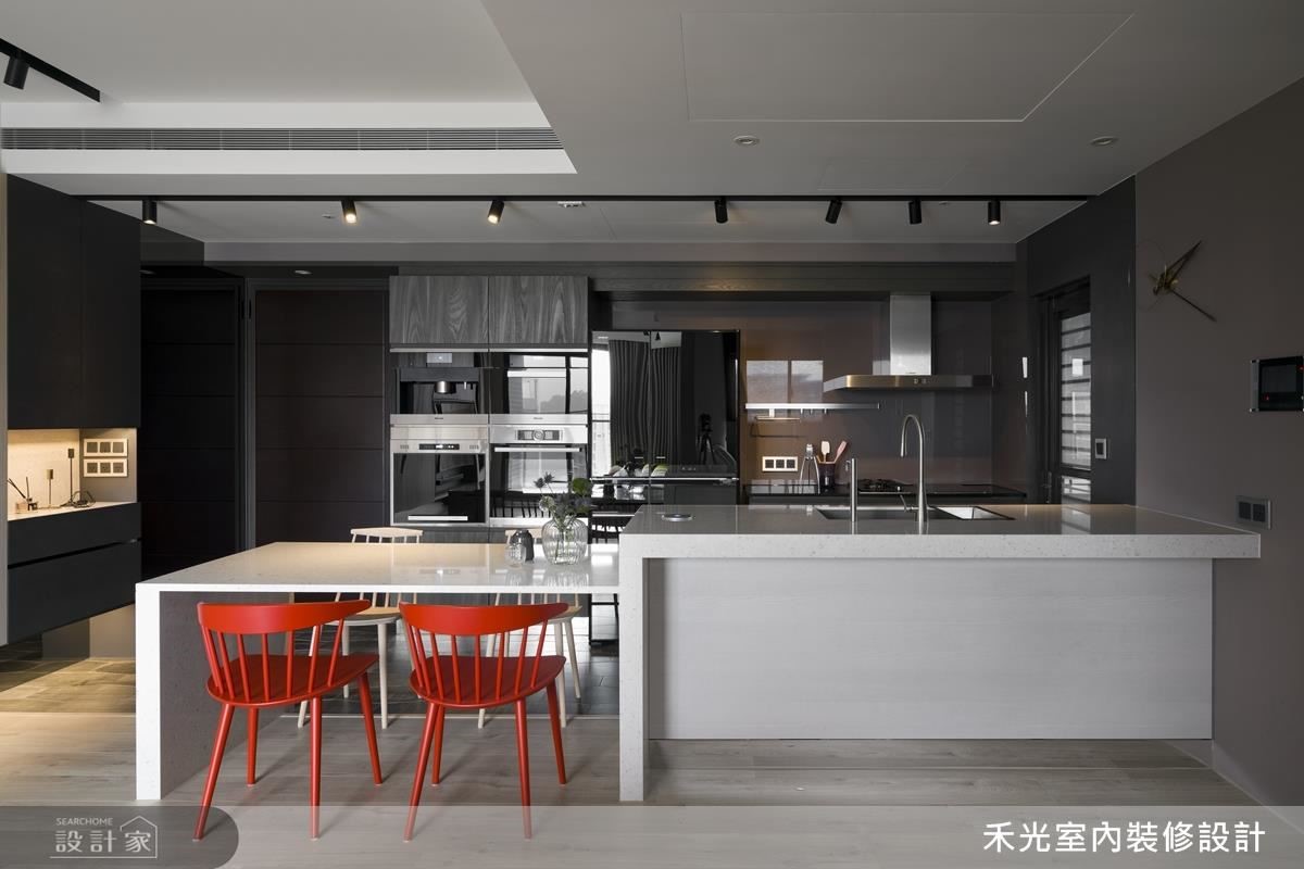 開放式餐廳搭配色彩鮮豔的家具，為空間增加活潑互動性，高低檯面的設計區隔餐廚功能，一致性的色調延伸空間視覺感。