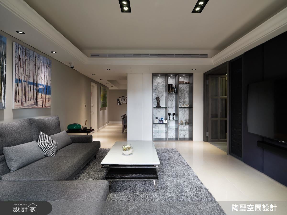 展示櫃體劃分了客廳和餐廚區,從客廳的角度望去,設計師以精緻的大理石作為底襯,層板則改用透光玻璃材質,頂部燈光可以連貫穿透,打造出如精品般的藝廊風景。 展示櫃體劃分了客廳和餐廚區,從客廳的角度望去,設計師以精緻的大理石作為底襯,層板則改用透光玻璃材質,頂部燈光可以連貫穿透,打造出如精品般的藝廊風景。