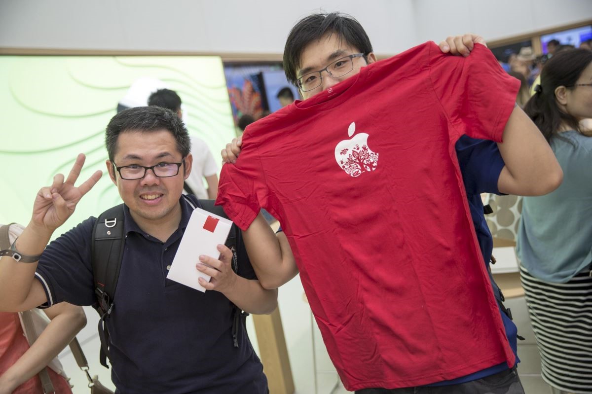 首波入店民眾可獲得限量T-shirt,獲得民眾張先生開心合照。 首波入店民眾可獲得限量T-shirt,獲得民眾張先生開心合照。