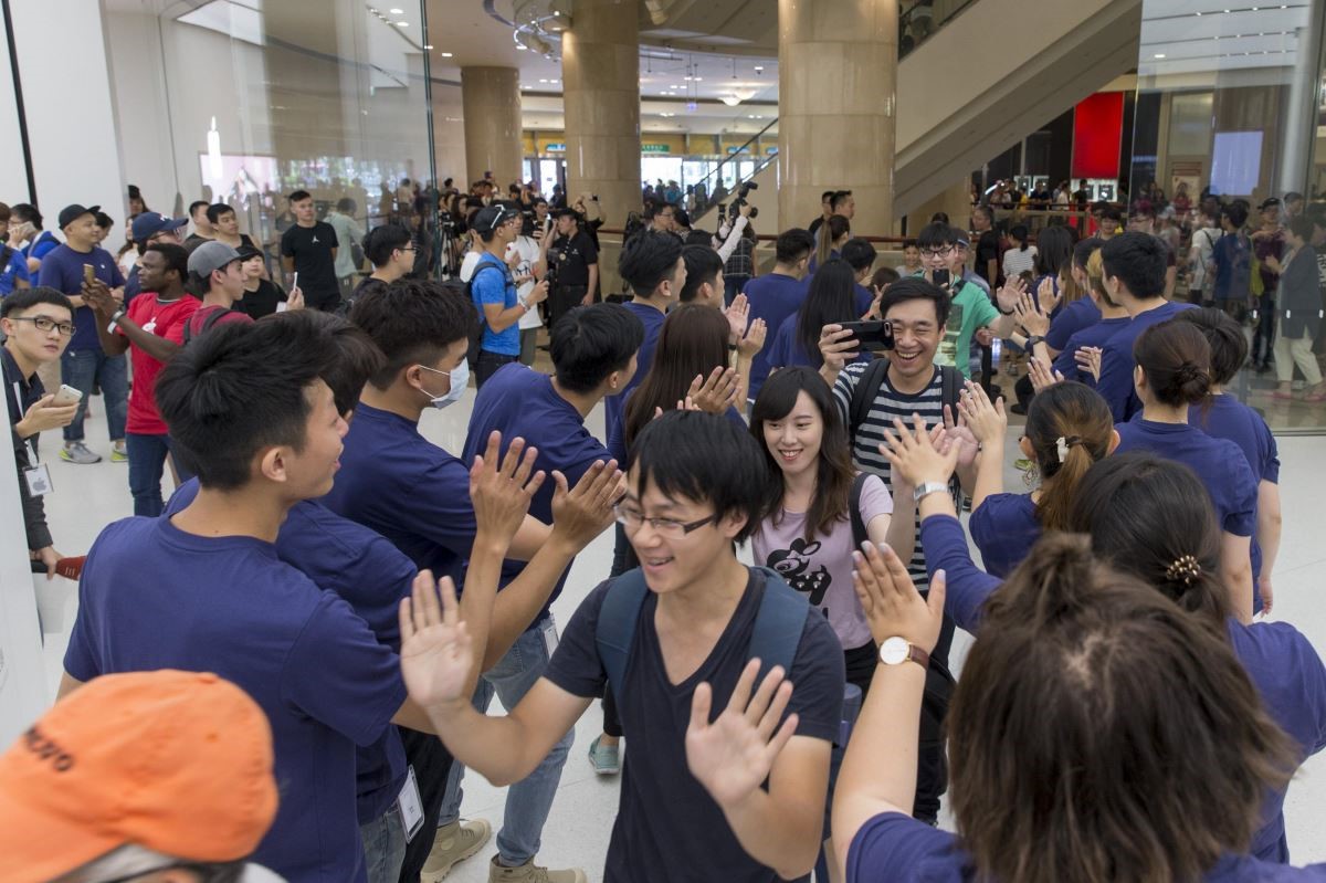 用活潑與熱情迎接首波入店民眾,讓人感受到Apple台灣直營店的滿滿活力。 用活潑與熱情迎接首波入店民眾,讓人感受到Apple台灣直營店的滿滿活力。