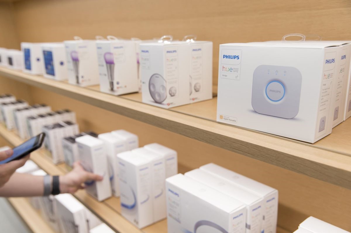 Only at Apple區域,擺放Home Kit第三方配件,可與Apple產品連結,整合家的情境機能。 Only at Apple區域,擺放Home Kit第三方配件,可與Apple產品連結,整合家的情境機能。