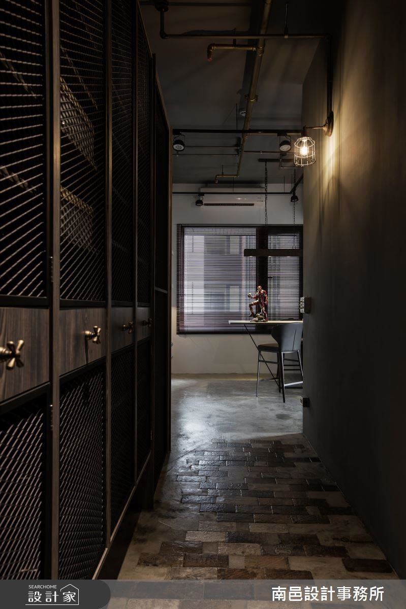玄關以帶點粗獷質感的地磚、沖孔金屬板等材質來做引領，成功譜出風格的序曲。
