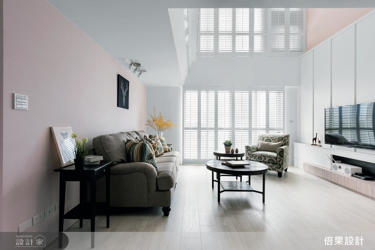 溫潤明亮的白色、杏色調空間，搭配木作窗櫺與家具，沒有過多裝飾性語彙，營造出純淨無壓的舒心居住氛圍。