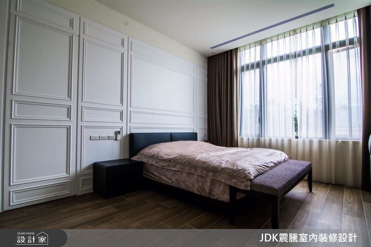 主臥室中採白淨的顏色,帶來舒適的睡眠空間,一覺醒來,打開窗映入眼簾的便是一片綠景,開啟愜意退休生活的一天。