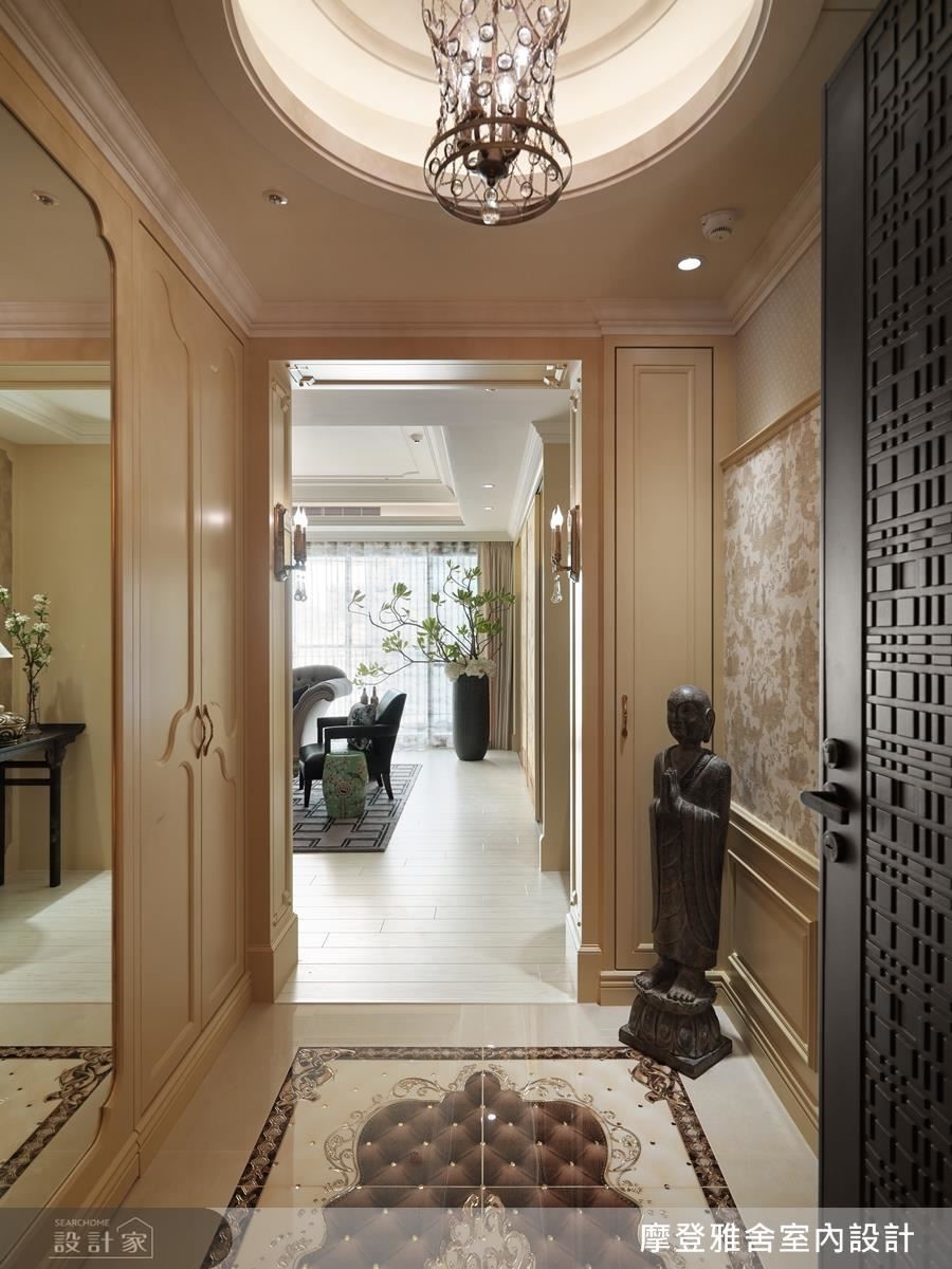 玄關特製地磚的精緻與精選清明上河圖意象的壁紙呼應，展現中西完美融合的第一印象。