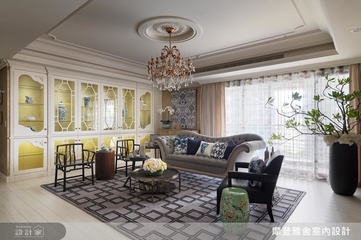 中式座椅與西式沙發，鄉村風櫃體與青花瓷，設計師不僅滿足屋主喜好也詮釋屋主的獨到品味。