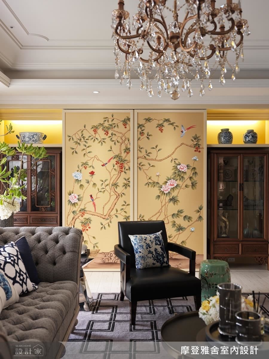 另一邊是以鳥語花香為意象的手繪櫃門，與精品展示櫃兩兩相對，彰顯屋主身分與空間氣度。